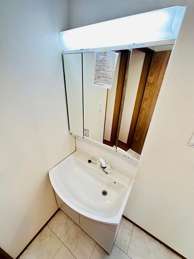 使いやすい3面鏡使用の化粧台です。照明付きで身だしなみも整います。
