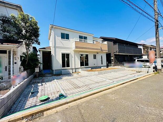 前面道路は4m。広々駐車場があり圧迫感もありません。