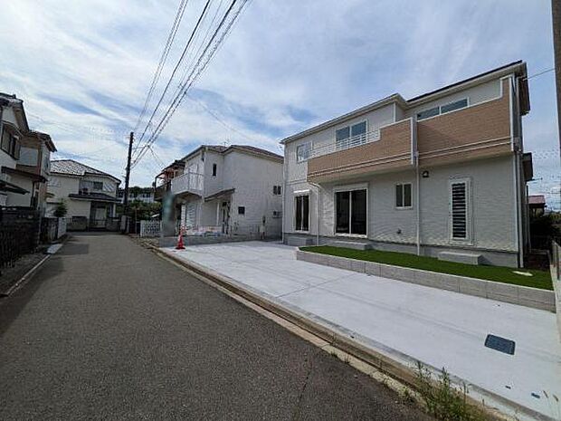 前面道路は4m。広々駐車場があり圧迫感もありません。