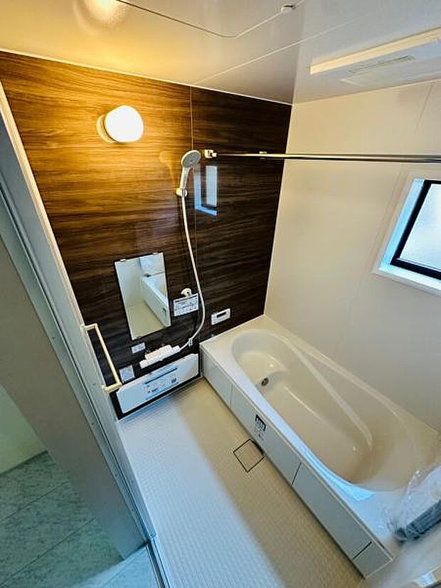 浴室の様子です。小窓が付いて、換気もこまめにできます。