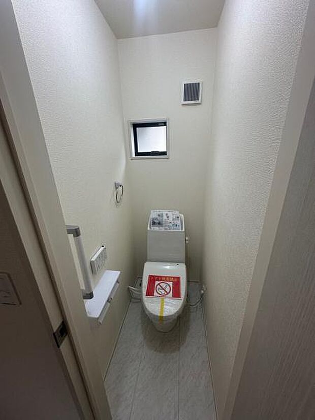 必要な機能が揃ったお手洗い。狭い空間でありながら、小窓もついて明るい空間です。