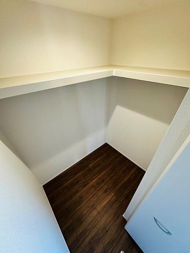 上部に棚の付いたWIC。ごちゃごちゃしがちなものもスッキリと収まります。