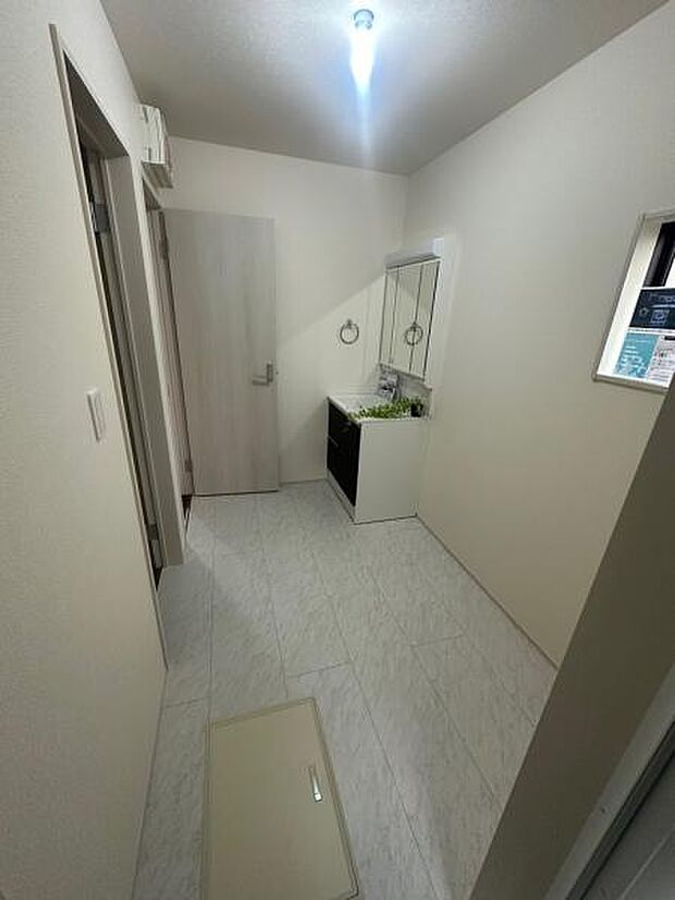 洗濯機を置いても広くて余裕のある脱衣スペース。入浴前後の身支度もスムーズに行えそうですね。