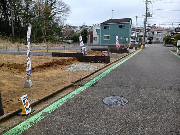 前面道路の様子です。公道6mで広々とした道路で駐車も安心です。