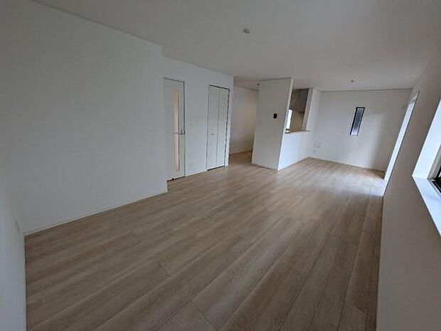 18.5帖の広々リビングです。ソファやテーブルも難なく置ける、広々とした空間です。