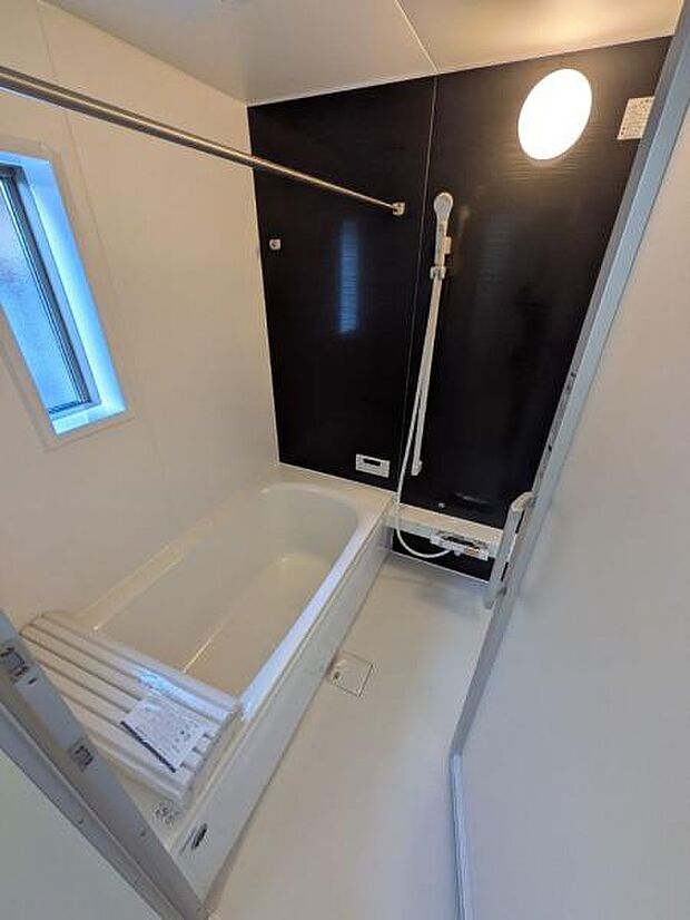 足を伸ばしてゆったりと浸かれる浴室です。半身浴も楽しめます。