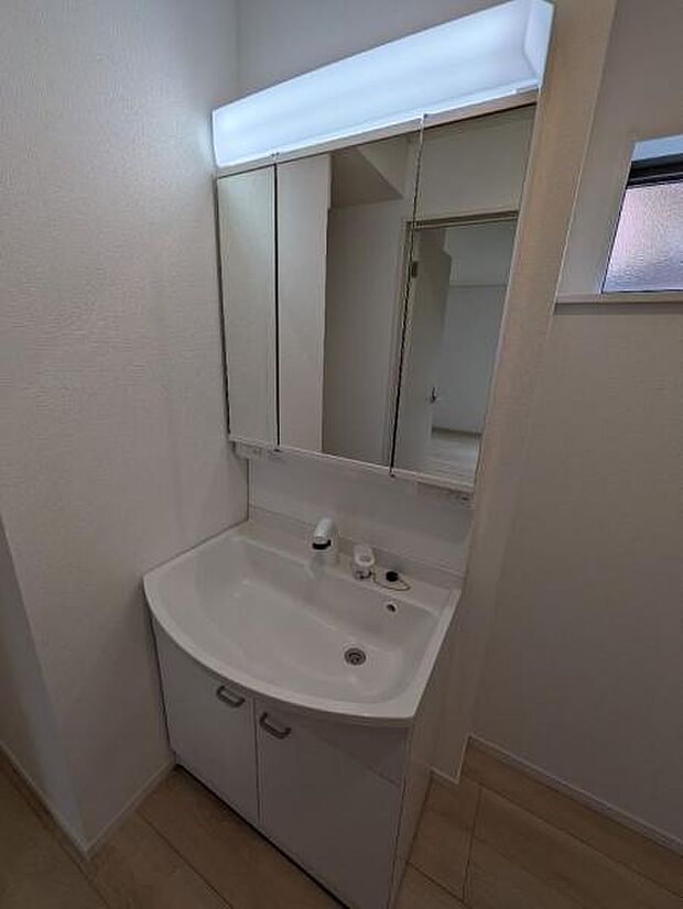 人気の三面鏡タイプの洗面台です。鏡の裏にも棚があるので収納豊富です。