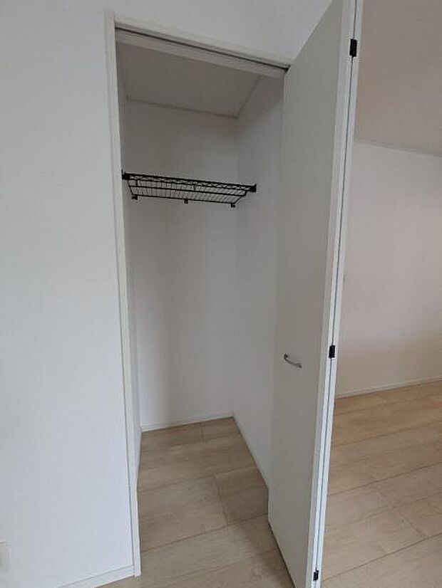 あるとうれしいリビング収納は、掃除用具や子供の遊び道具などの収納に便利です。