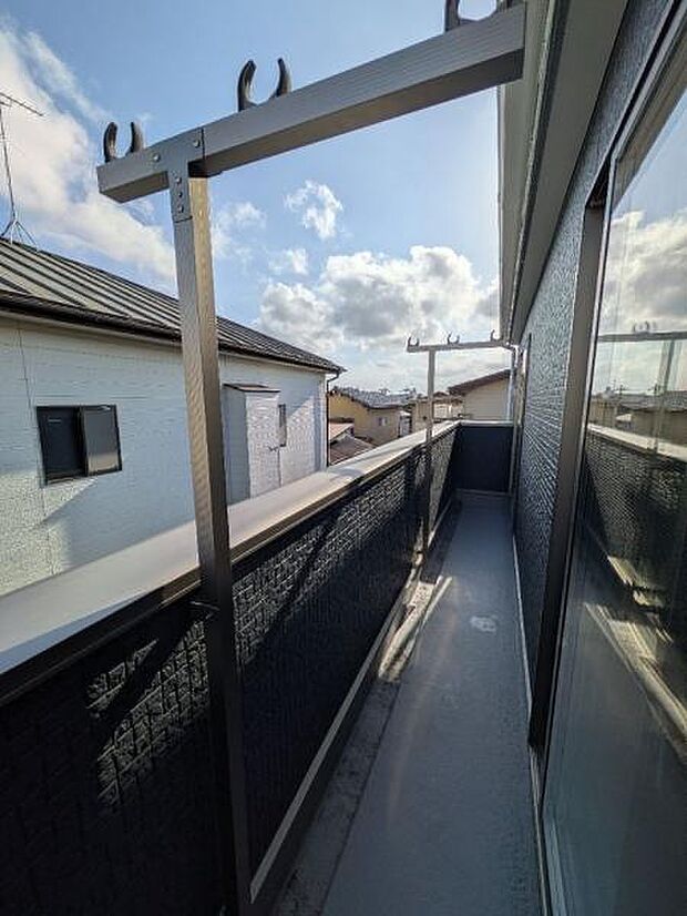 バルコニーは遮るものも無く、日当たり良好です。