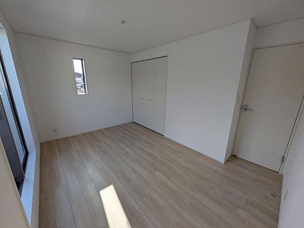 夫婦の寝室としても十分な広さのある、7帖の洋室です。