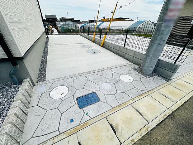(7号棟) 裏側にあるスぺ-スは車種によってはもう1台駐車可能です。