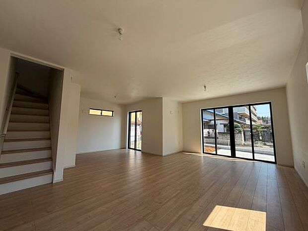 駐車場とお庭が見える明るく広々したリビングです。リビング階段で家族とのコミュニケーションも取りやすいです。