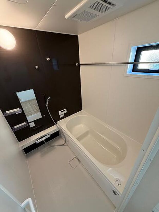 1坪以上広さを設けた浴室でゆったりバスタイム。ベンチタイプで節水、お子様にも優しいです。