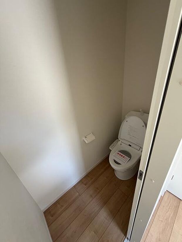 玄関に近い配置のお手洗い。必要な機能が揃っています。