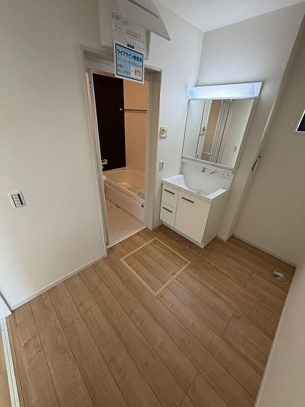 キッチン横で水回りがまとまった脱衣室。お子様の入浴も見守りやすいです。