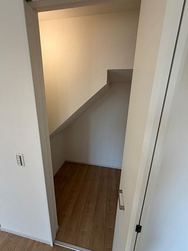 リビングにある階段下の収納スペース。ちょっと秘密基地みたいでワクワクしますね。