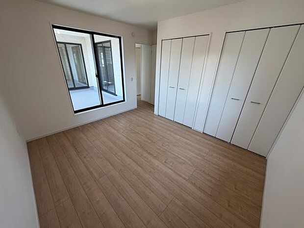 インナーバルコニーに出入りできる広々した主寝室。