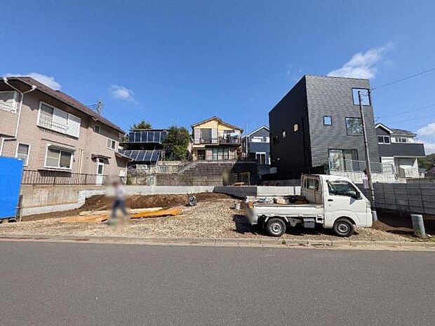 4/6撮影 現在工事が進んでいて、基礎が出来始めています。開放的で陽当たりの良さも伺える立地です。