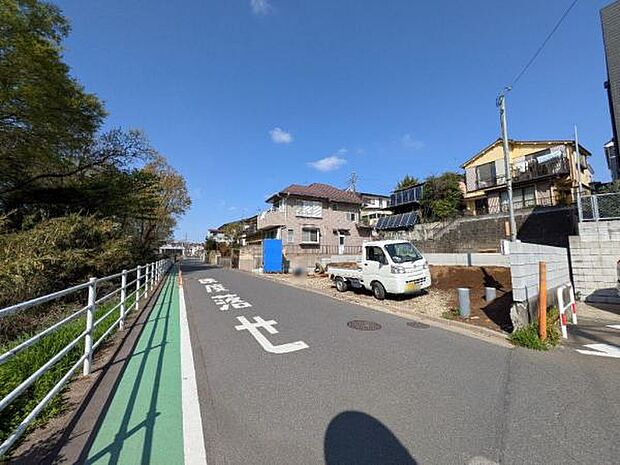 駐車もしやすい並列駐車可能。自然も多く、公園も誓うのが嬉しいですよね。