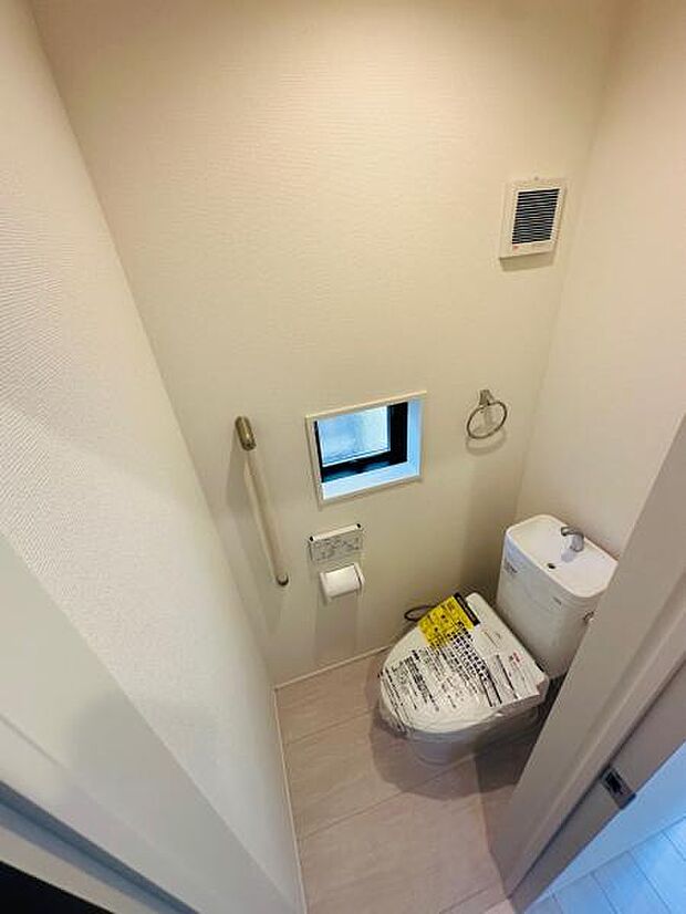 2号棟 トイレの様子です。手すりがついており、立ち座りの補助をしてくれます。