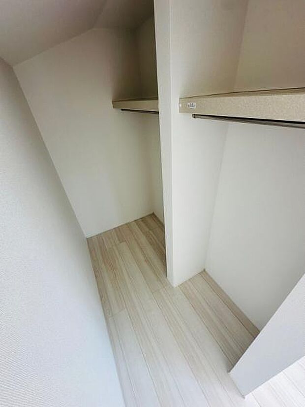 2号棟 主寝室には夫婦のお洋服もしっかり収納できる広々WICがございます。