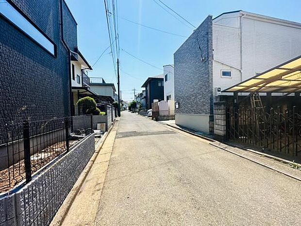 4.5ｍ道路に面しています。落ち着いた環境で暮らせる住宅街です。