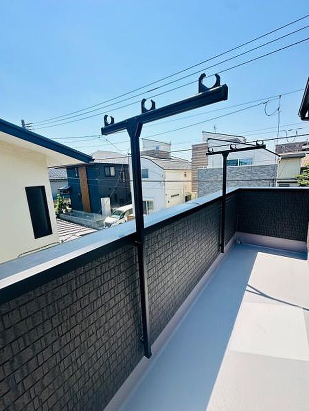 2号棟 広々としたバルコニーは、お洗濯ものを干すときも干しやすくなっています。