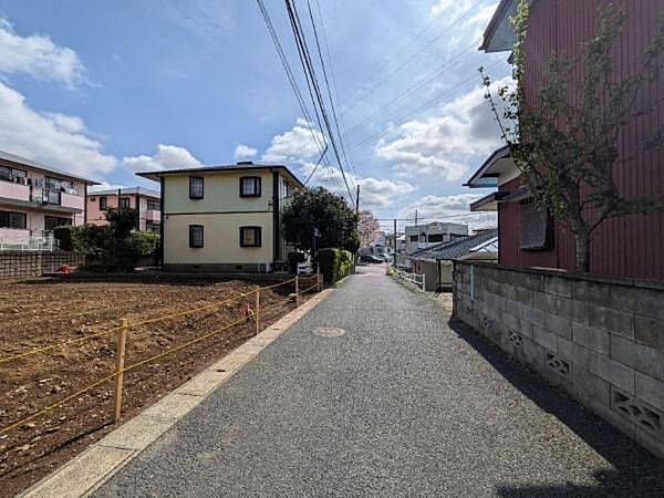 落ち着いた、住みよい住宅街に位置しています。生活に必要なお店が徒歩圏内です。
