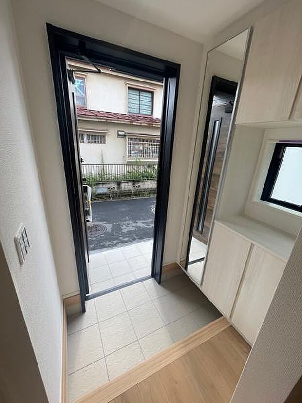 2号棟 逆コの字型のシューズボックスは容量豊富。姿見もついております。