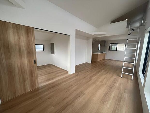 2号棟 奥に視線が抜ける、広々したLDKはなんと22.49帖♪2階リビングなのもポイントです。