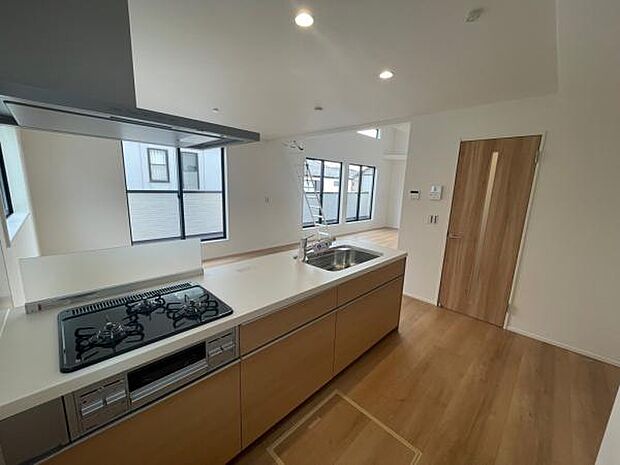 2号棟 対面式のカウンターキッチンはお料理中でも家族との団欒を楽しめます。