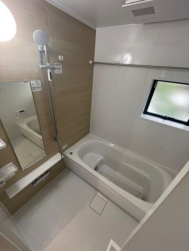 2号棟 半身浴も楽しめる浴室です。寒い日でも安心の浴室乾燥暖房機も付いています。