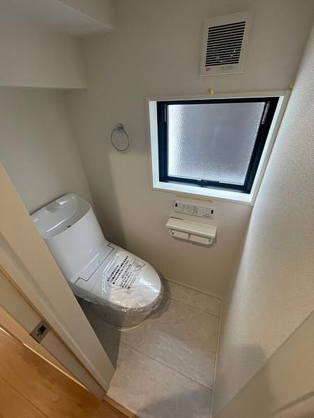 2号棟 トイレの様子です。採光窓もあり、換気も十分です。