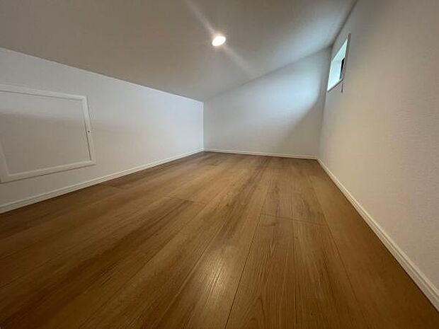 2号棟 リビングにあるロフトです。季節物のお洋服やアウトドア用品などの収納に便利です。