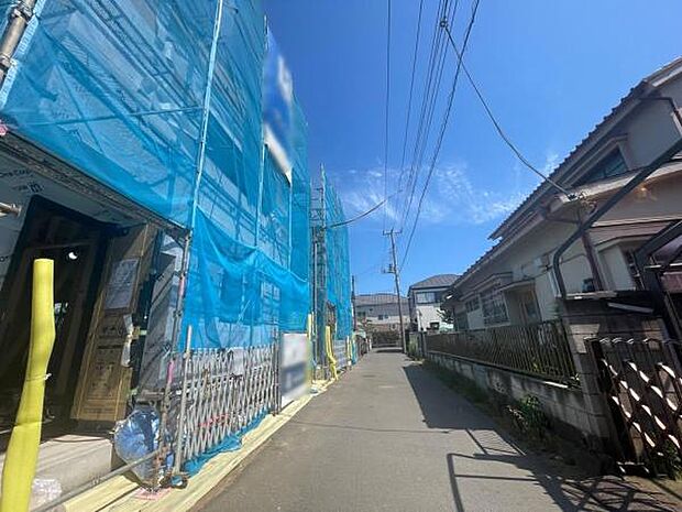 前面道路は4m。交通量も少なく安心の道路です。