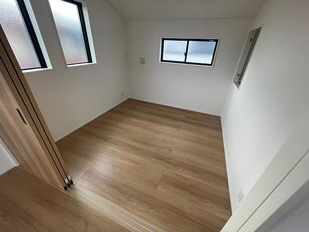 2号棟 LDKに繋がる洋室。使い勝手が良く、リビング空間をより広く使えます。