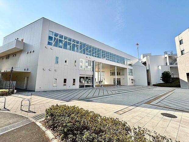 プラッツ習志野まで徒歩10分 駅からすぐの位置にあり、「未来へ向けた新しいまちづくり」がコンセプトの複合型施設。図書館、公民館、ホール、体育完などがあります。