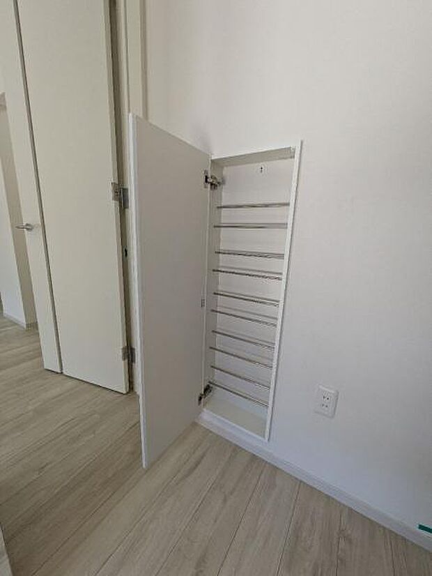 シューズボックスの他にも壁面収納があり、スリッパなどを収納できます。