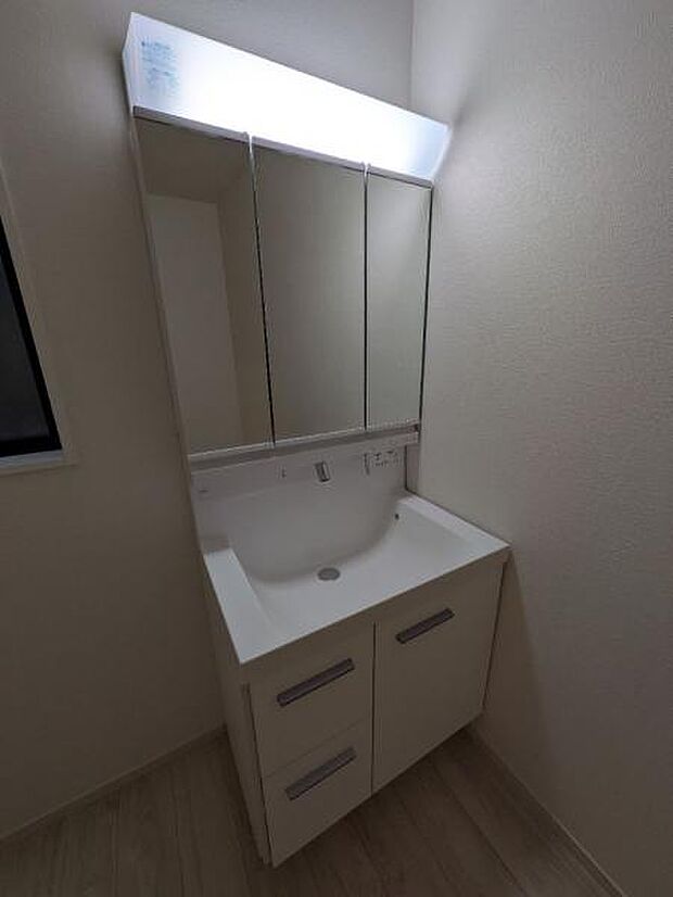 人気の三面鏡タイプの洗面台です。鏡の裏にも棚があるので収納豊富です。