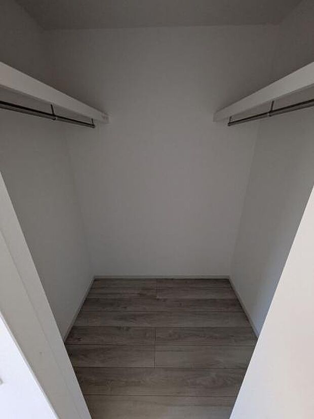 主寝室のWICです。夫婦のお洋服の収納もばっちりです。