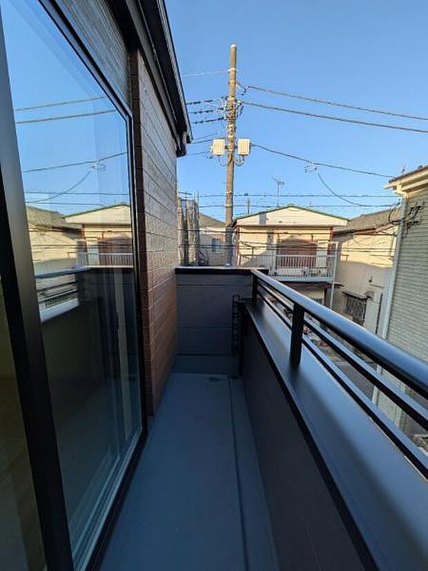 バルコニーは遮るものも無く、日当たり良好です。