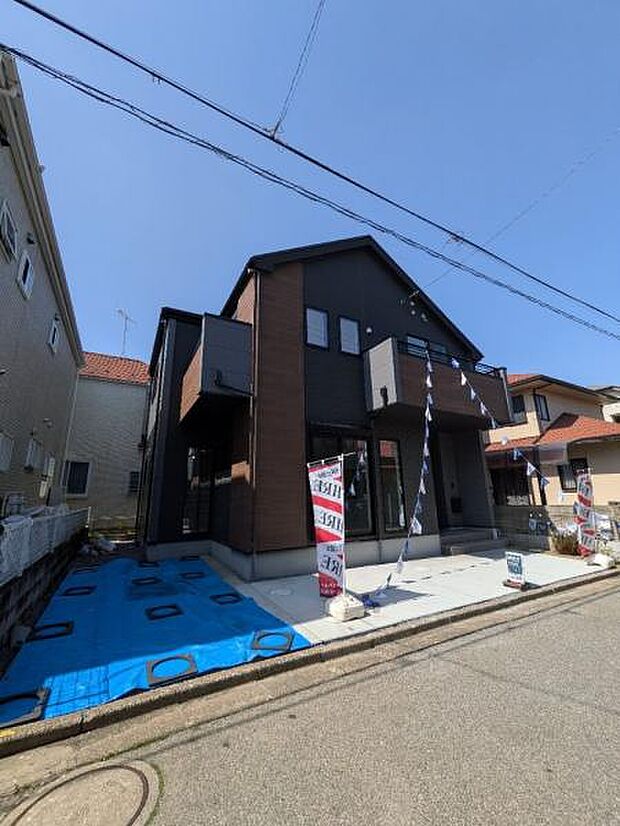 縦と横に2台が停められる駐車スペース。左右前後にゆとりがあり安心して駐車できます。