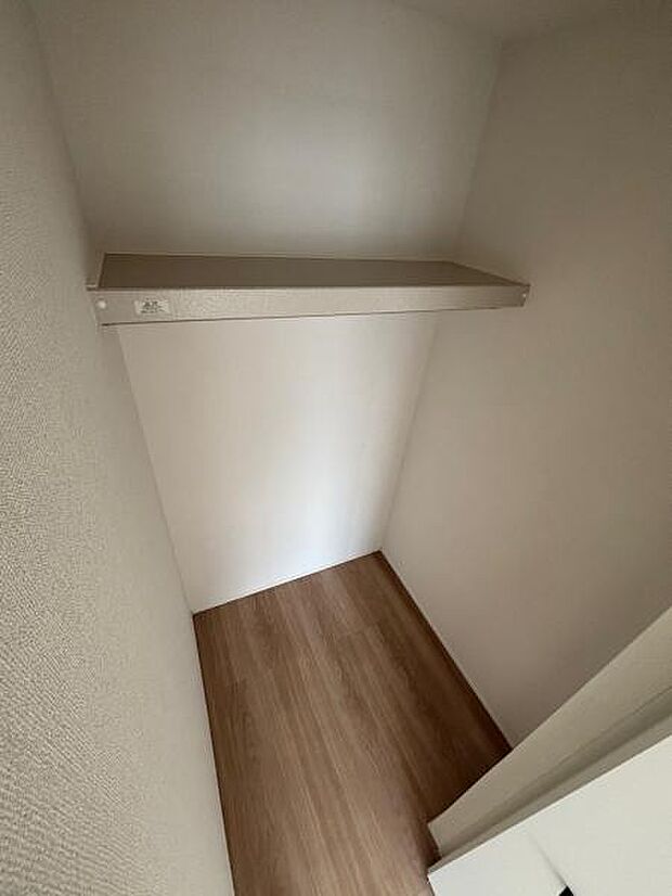 2階2部屋にWICがついています。季節物の洋服やスーツケースなども収納できます。