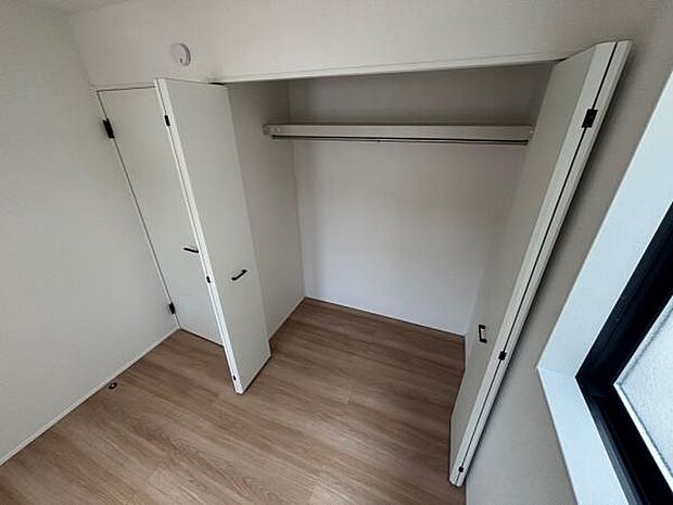 各居室に収納がついており、お部屋を広く使うことができます。