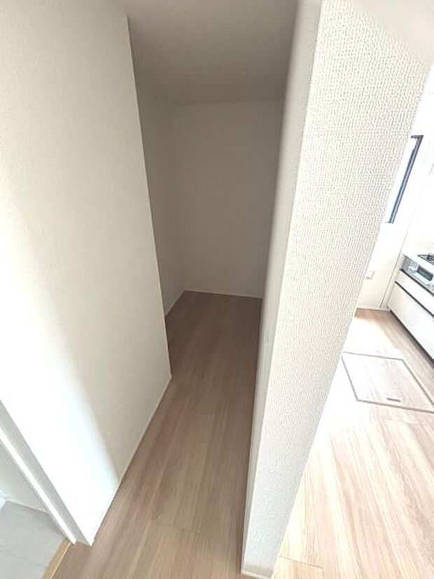 キッチンと洗面所の間に設けられた収納スペース。パントリーとしても、ファミクロとしても使えます。
