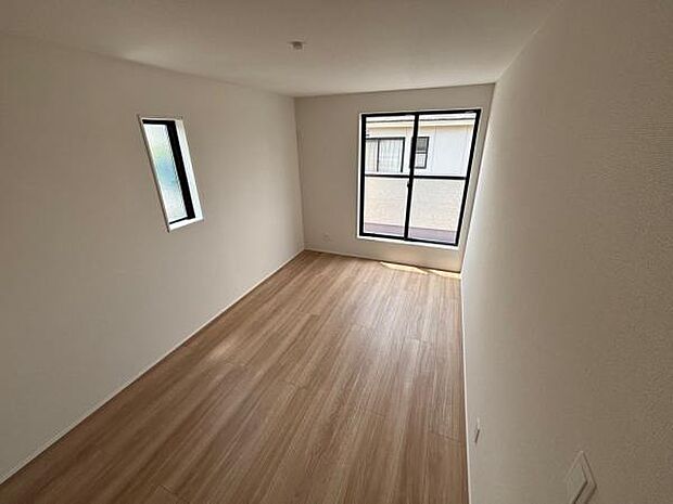 2階には洋室が4部屋あり、プライベートな時間を過ごすことができます。