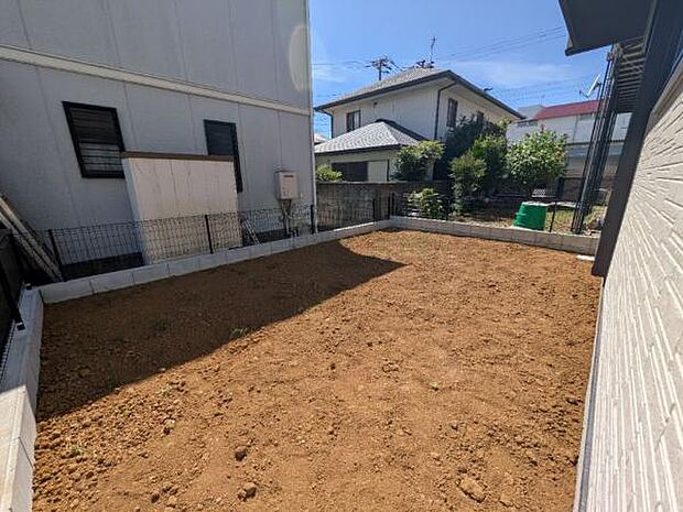 広々した南向きのお庭です。家庭菜園やガーデニングも楽しめます。