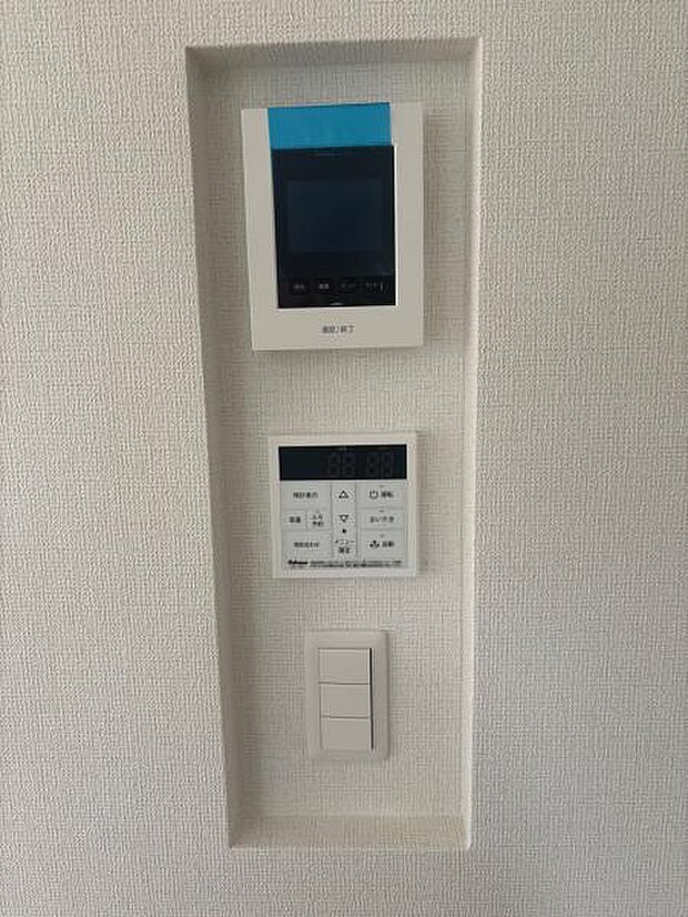 TVモニター付きインターフォン、給湯パネルも一か所にまとまっていて便利です。