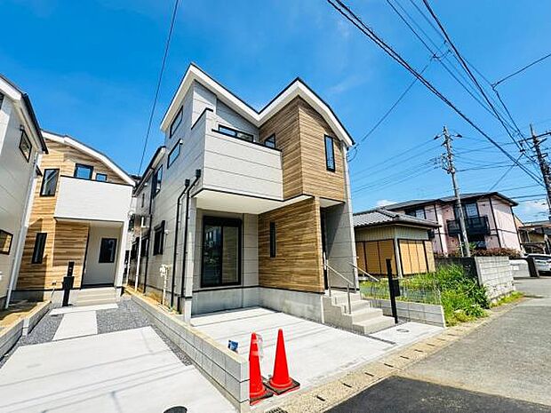 1号棟 手前に位置する1号棟。お洒落なカラーの外観です。