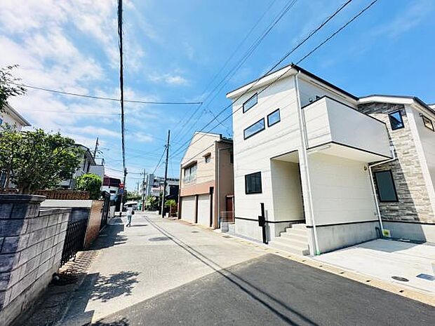 見通しのいい前面道路で車庫入れをするのにもじゅうぶんな幅があります。